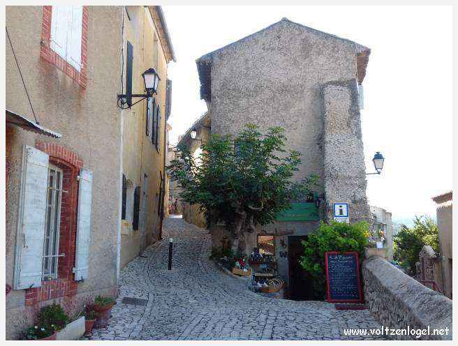 Vue panoramique sur Séguret, village provençal fortifié au charme intemporel.
