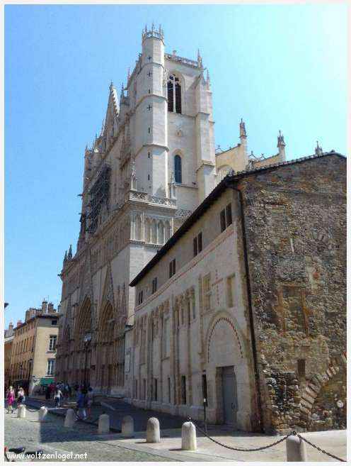 Ruelles médiévales du Vieux Lyon, témoins de son riche passé historique.