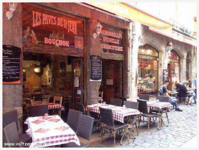 Ruelles médiévales du Vieux Lyon, témoins de son riche passé historique.