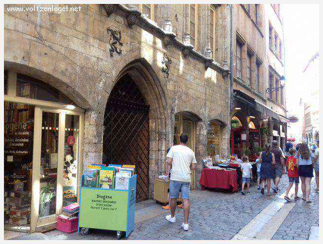 Ruelles médiévales du Vieux Lyon, témoins de son riche passé historique.