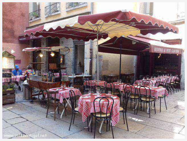 Ruelles médiévales du Vieux Lyon, témoins de son riche passé historique.
