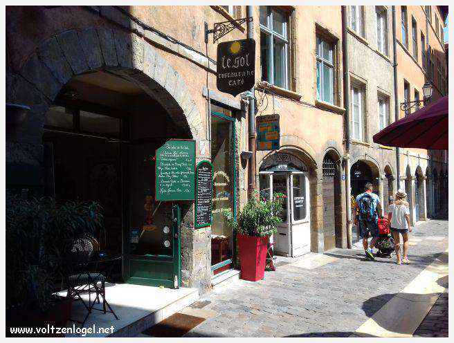 Ruelles médiévales du Vieux Lyon, témoins de son riche passé historique.