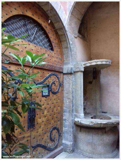 Ruelles médiévales du Vieux Lyon, témoins de son riche passé historique.