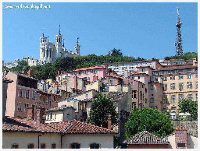 Ruelles médiévales du Vieux Lyon, témoins de son riche passé historique.