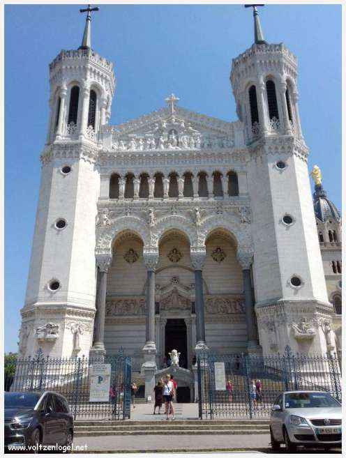 Ruelles médiévales du Vieux Lyon, témoins de son riche passé historique.