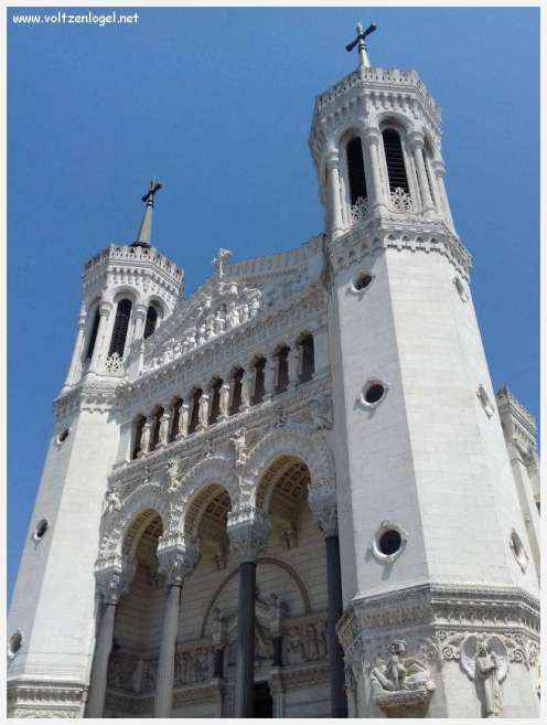 Ruelles médiévales du Vieux Lyon, témoins de son riche passé historique.