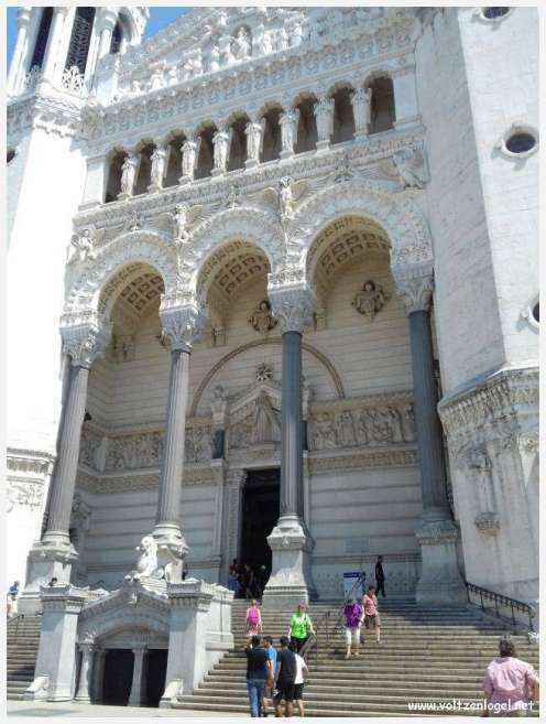 Ruelles médiévales du Vieux Lyon, témoins de son riche passé historique.
