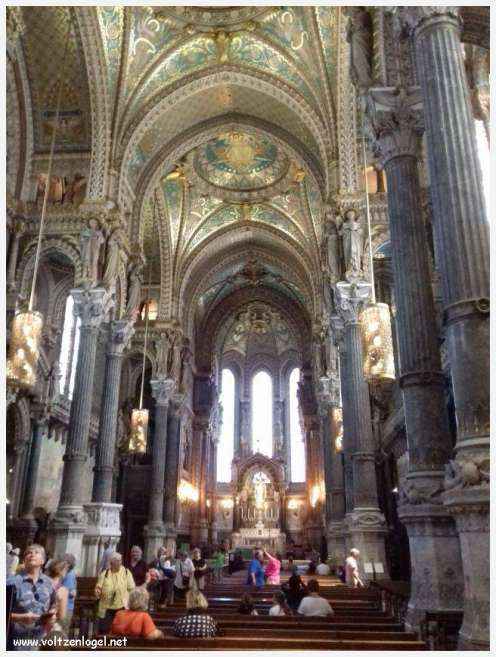 Ruelles médiévales du Vieux Lyon, témoins de son riche passé historique.