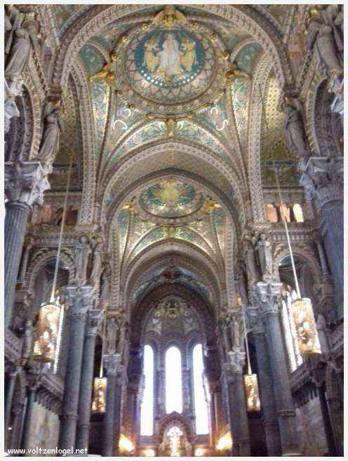 Ruelles médiévales du Vieux Lyon, témoins de son riche passé historique.