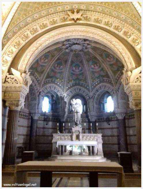 Ruelles médiévales du Vieux Lyon, témoins de son riche passé historique.