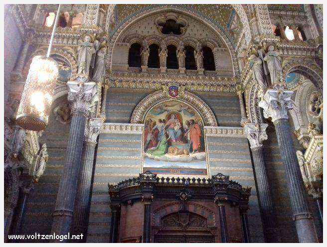 Ruelles médiévales du Vieux Lyon, témoins de son riche passé historique.