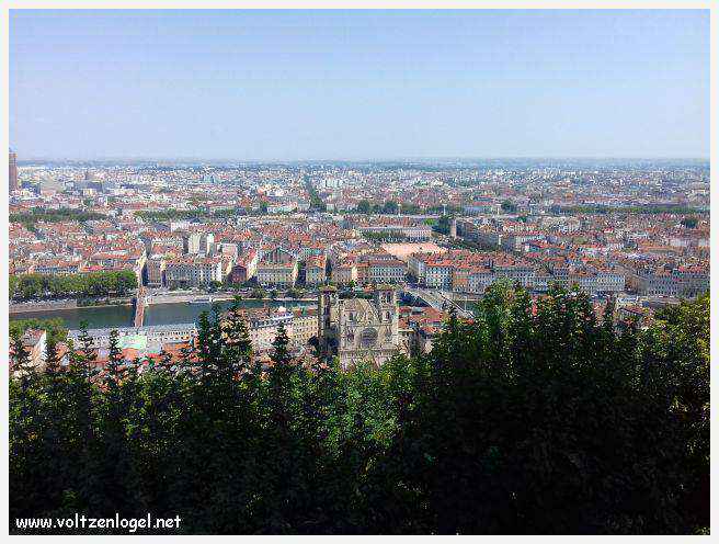 Ruelles médiévales du Vieux Lyon, témoins de son riche passé historique.