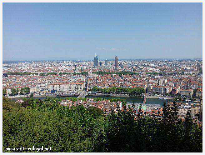 Ruelles médiévales du Vieux Lyon, témoins de son riche passé historique.