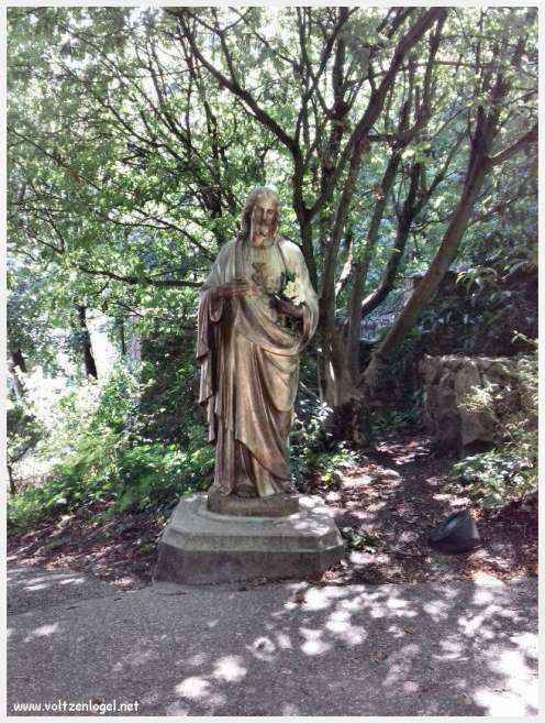 Ruelles médiévales du Vieux Lyon, témoins de son riche passé historique.