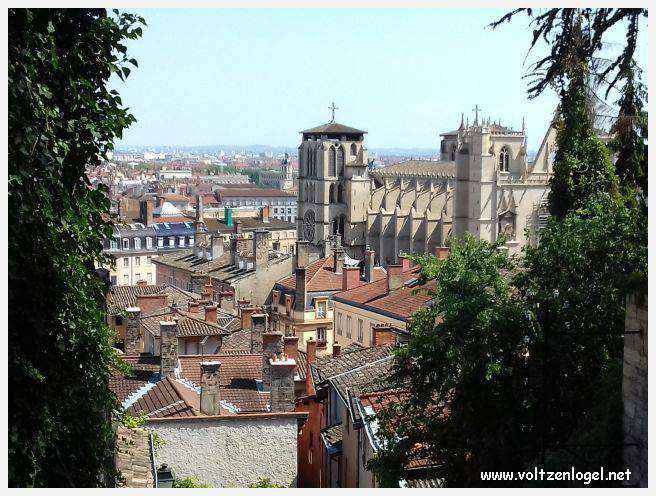 Ruelles médiévales du Vieux Lyon, témoins de son riche passé historique.