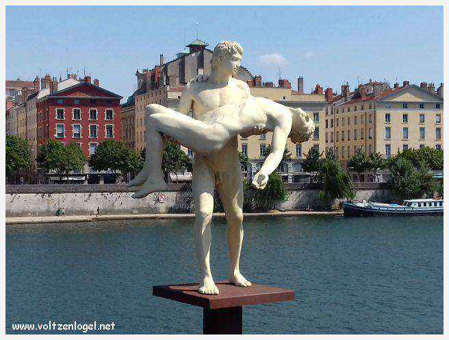 Ruelles médiévales du Vieux Lyon, témoins de son riche passé historique.