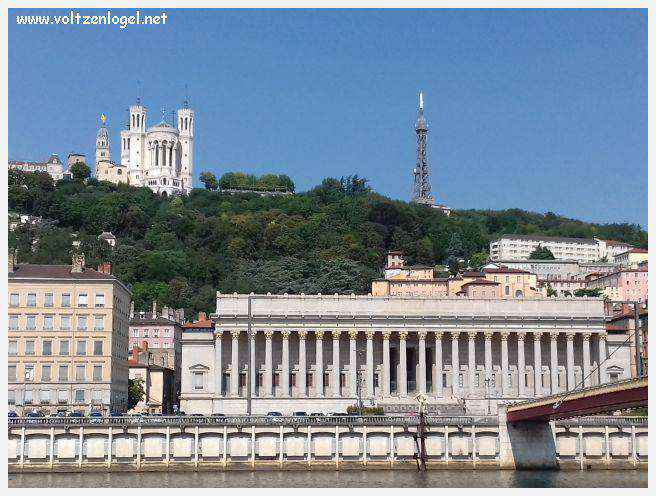 Ruelles médiévales du Vieux Lyon, témoins de son riche passé historique.