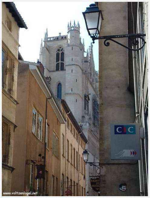 Ruelles médiévales du Vieux Lyon, témoins de son riche passé historique.