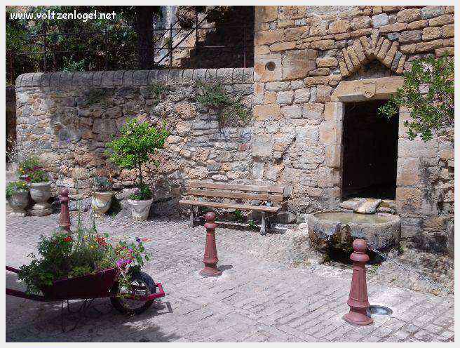 Maisons troglodytiques perchées au-dessus du Tarn, à Peyre.