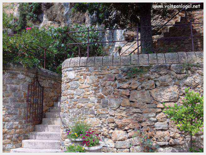 Maisons troglodytiques perchées au-dessus du Tarn, à Peyre.