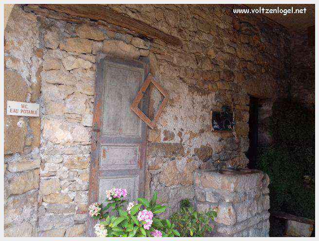 Maisons troglodytiques perchées au-dessus du Tarn, à Peyre.