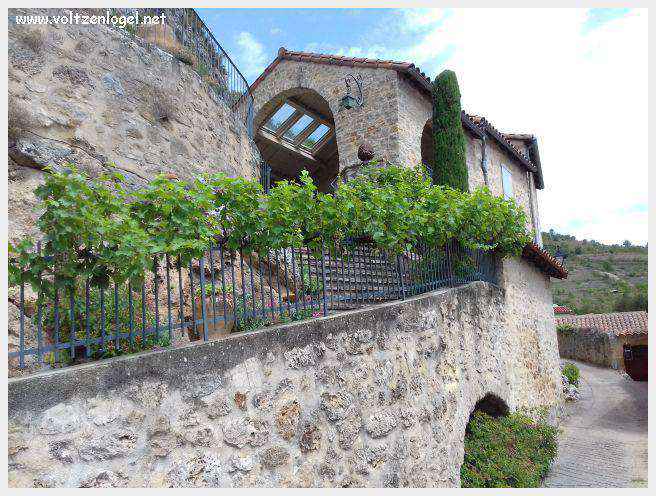 Maisons troglodytiques perchées au-dessus du Tarn, à Peyre.