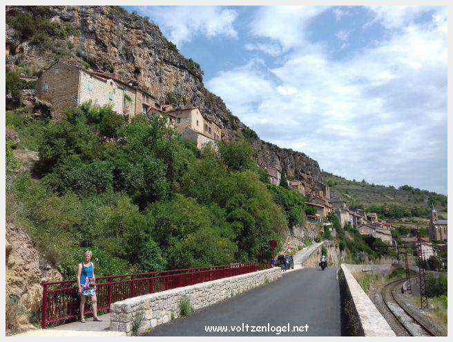 Maisons troglodytiques perchées au-dessus du Tarn, à Peyre.