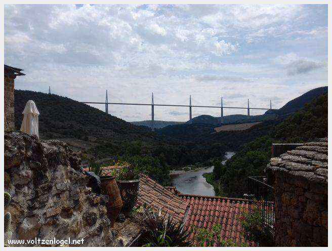 Maisons troglodytiques perchées au-dessus du Tarn, à Peyre.
