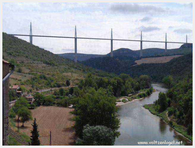 Maisons troglodytiques perchées au-dessus du Tarn, à Peyre.