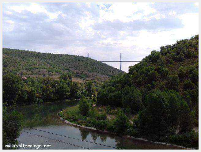 Maisons troglodytiques perchées au-dessus du Tarn, à Peyre.