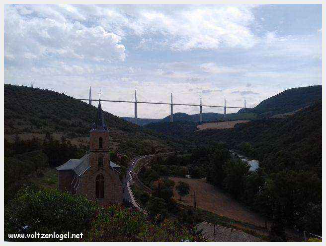 Maisons troglodytiques perchées au-dessus du Tarn, à Peyre.