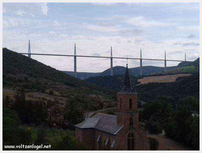 Maisons troglodytiques perchées au-dessus du Tarn, à Peyre.