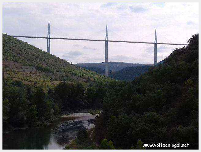 Maisons troglodytiques perchées au-dessus du Tarn, à Peyre.