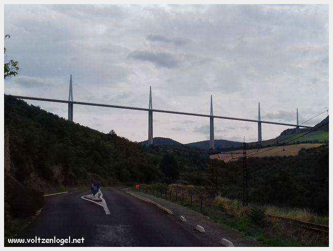 Maisons troglodytiques perchées au-dessus du Tarn, à Peyre.