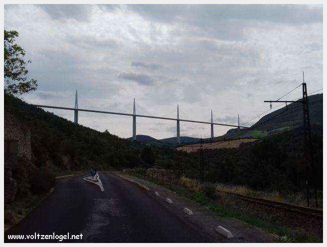 Maisons troglodytiques perchées au-dessus du Tarn, à Peyre.