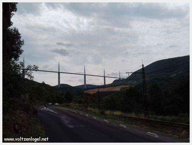 Maisons troglodytiques perchées au-dessus du Tarn, à Peyre.