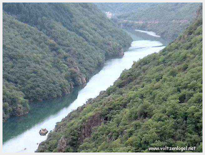 Maisons troglodytiques perchées au-dessus du Tarn, à Peyre.