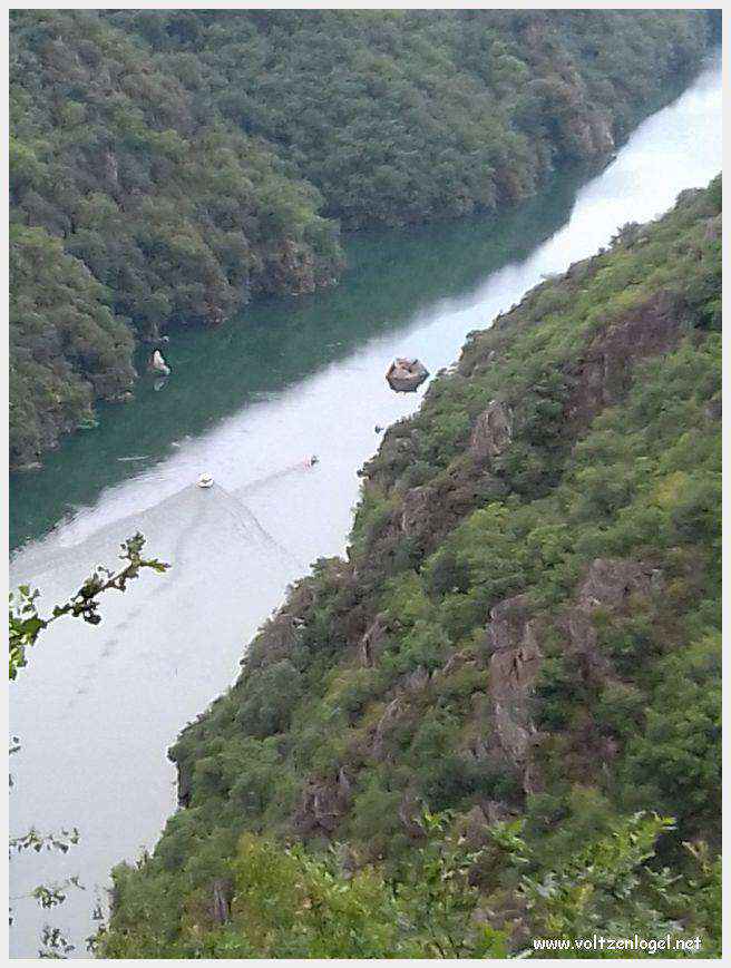 Maisons troglodytiques perchées au-dessus du Tarn, à Peyre.
