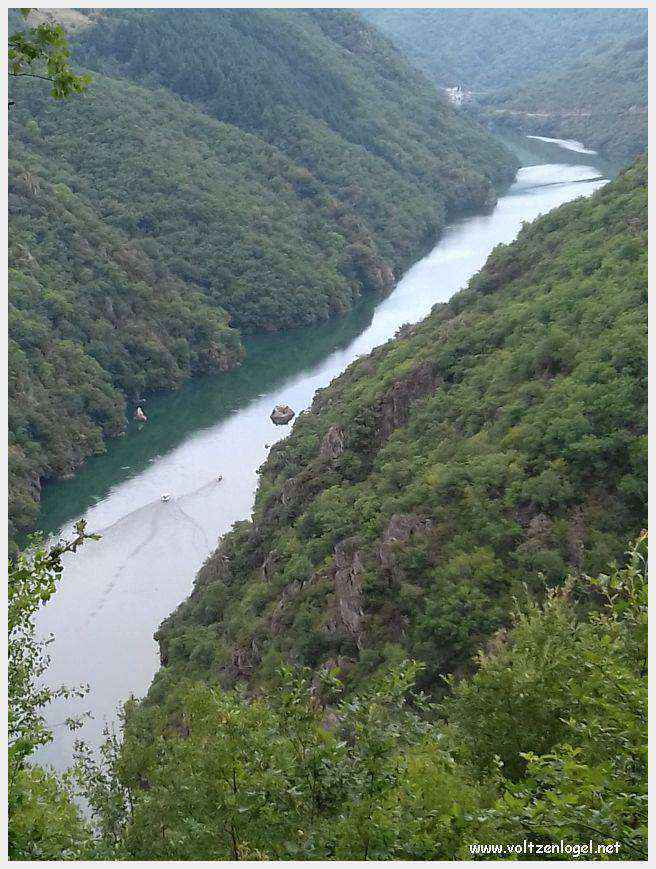 Maisons troglodytiques perchées au-dessus du Tarn, à Peyre.