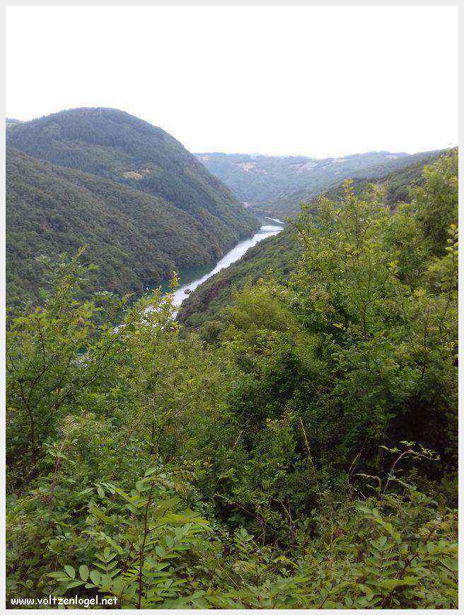 Maisons troglodytiques perchées au-dessus du Tarn, à Peyre.