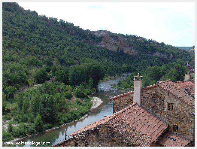 Maisons troglodytiques perchées au-dessus du Tarn, à Peyre.