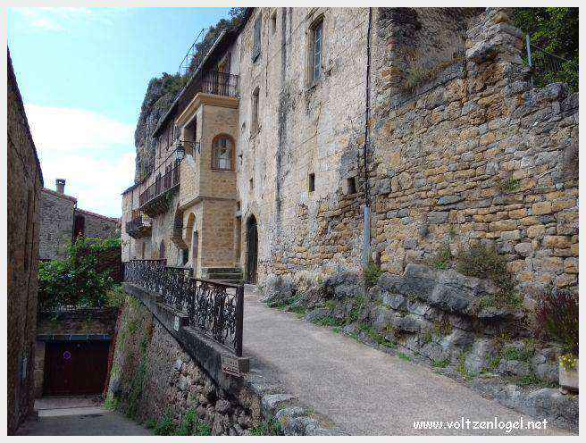 Maisons troglodytiques perchées au-dessus du Tarn, à Peyre.