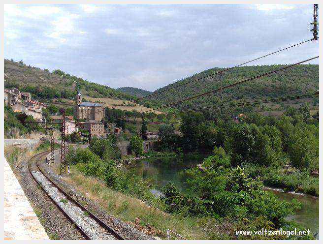 Maisons troglodytiques perchées au-dessus du Tarn, à Peyre.