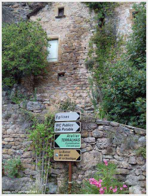 Maisons troglodytiques perchées au-dessus du Tarn, à Peyre.