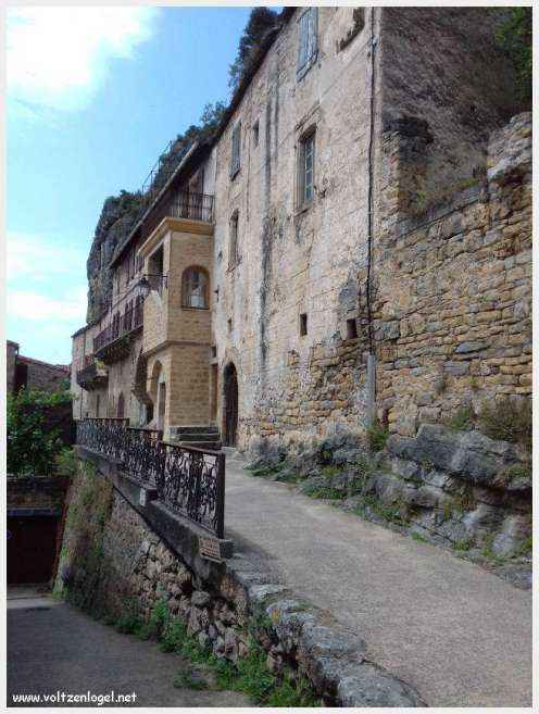 Maisons troglodytiques perchées au-dessus du Tarn, à Peyre.