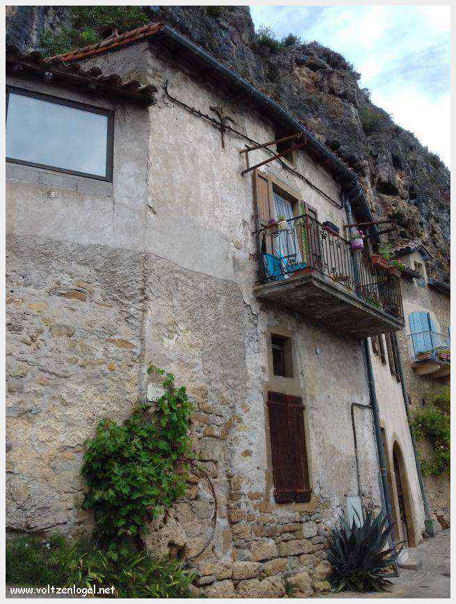 Maisons troglodytiques perchées au-dessus du Tarn, à Peyre.