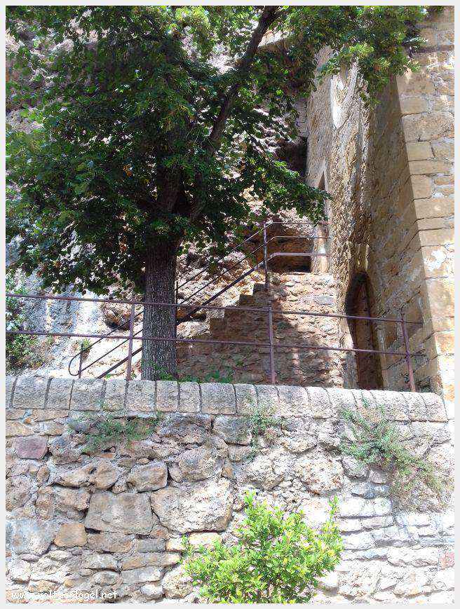 Maisons troglodytiques perchées au-dessus du Tarn, à Peyre.