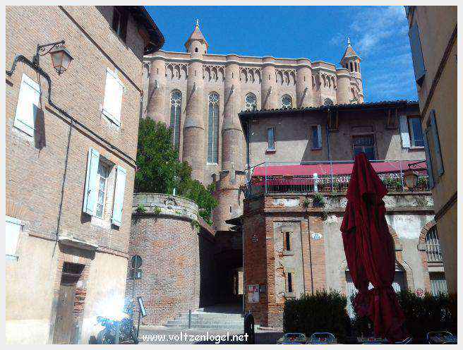 Vue panoramique de la cathédrale Sainte-Cécile à Albi, chef-d'œuvre gothique