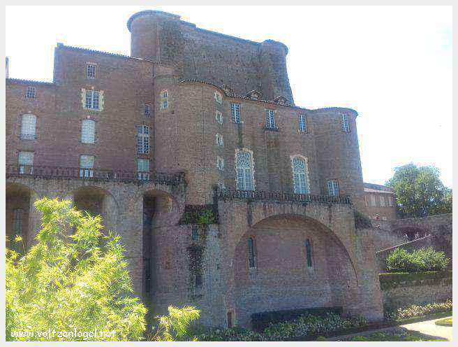 Vue panoramique de la cathédrale Sainte-Cécile à Albi, chef-d'œuvre gothique