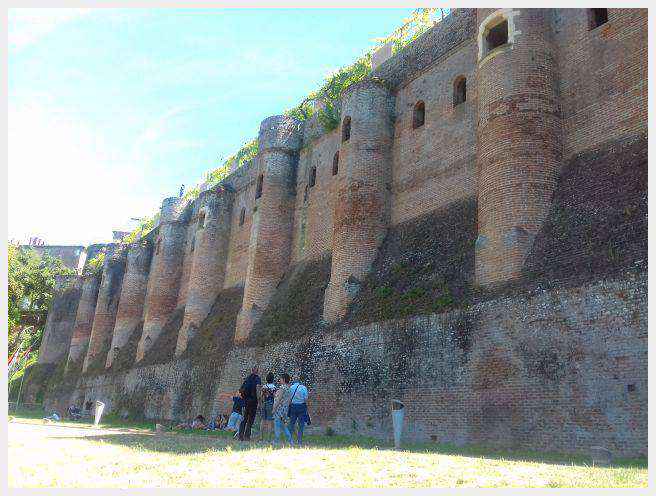 Vue panoramique de la cathédrale Sainte-Cécile à Albi, chef-d'œuvre gothique